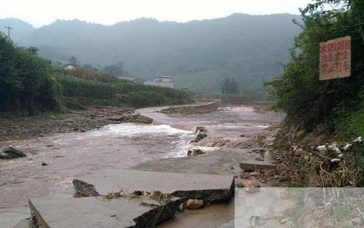 暴雨袭陕南 公路桥梁被毁6069人受灾