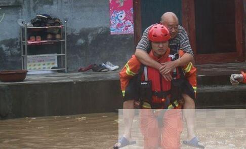 暴雨袭陕南 公路桥梁被毁6069人受灾